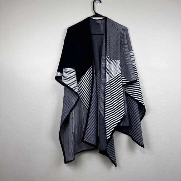 Chico's Geo Graphic Jacquard Poncho Cape One size - Picture 2 of 6